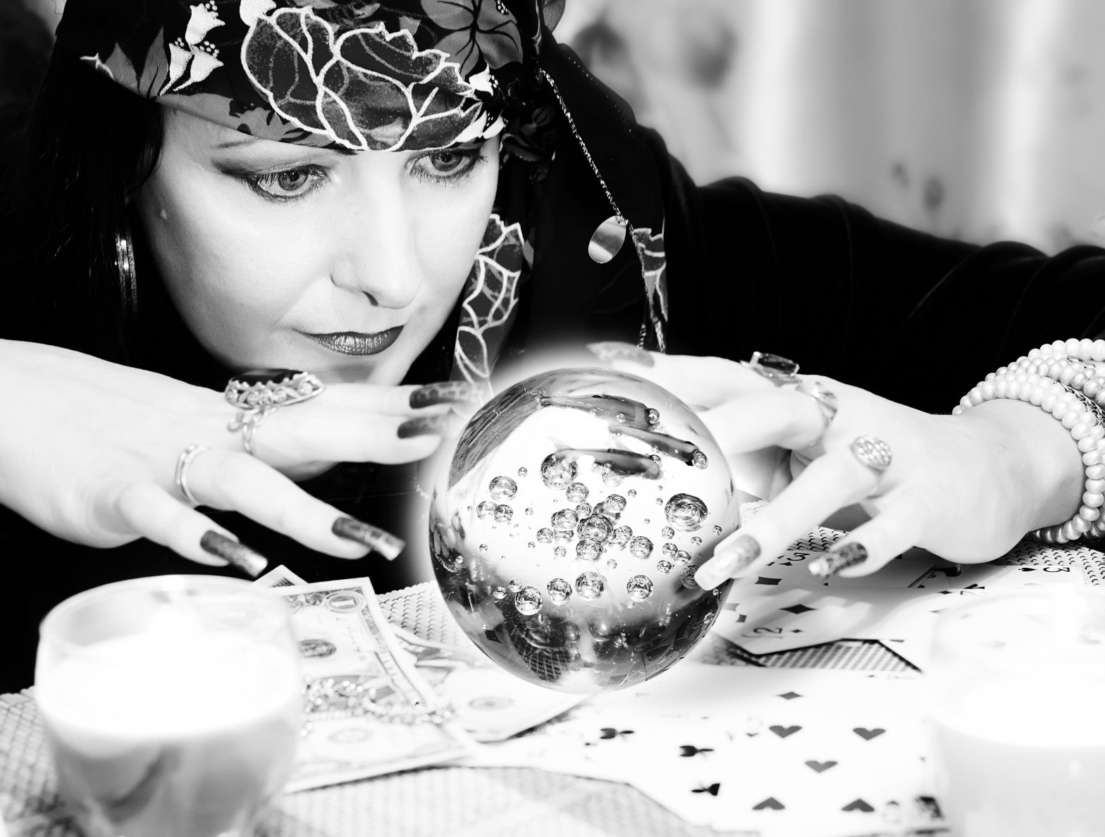 How To Identify The Real Difference Between A Psychic And A Medium